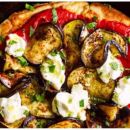 Pizza aus der Pfanne mit gebratener Aubergine, Ricotta und Minze