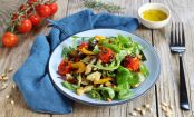 Sommer-Salat mit mariniertem Ofengemüse und Zitronen-Kräuter-Dressing