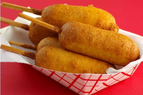 Corn dog: el perrito caliente empanado que se come como una brocheta