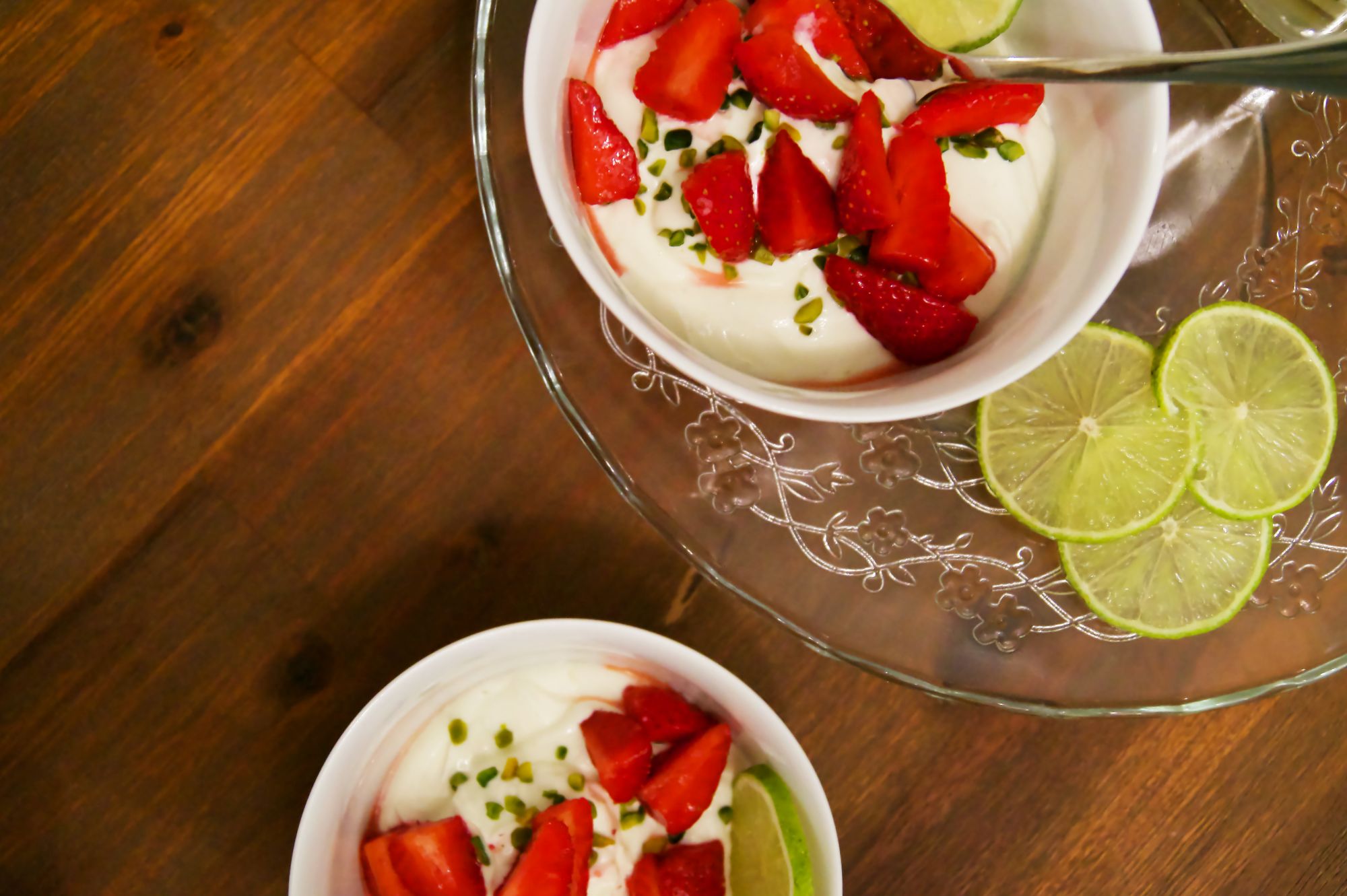 Holunderquarkcreme mit frischen Erdbeeren