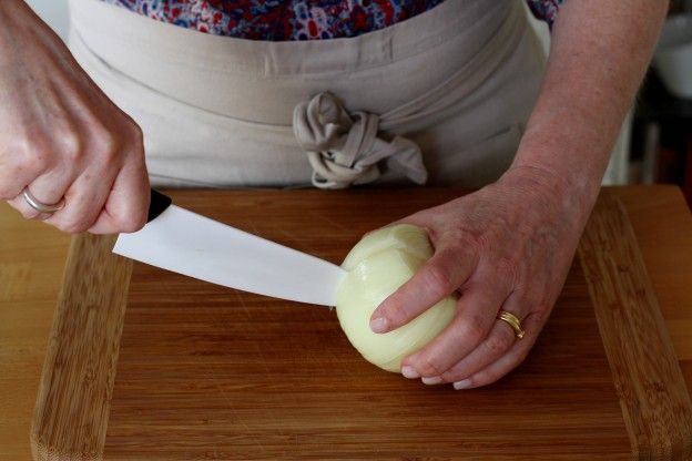 Zwiebel weiter einschneiden