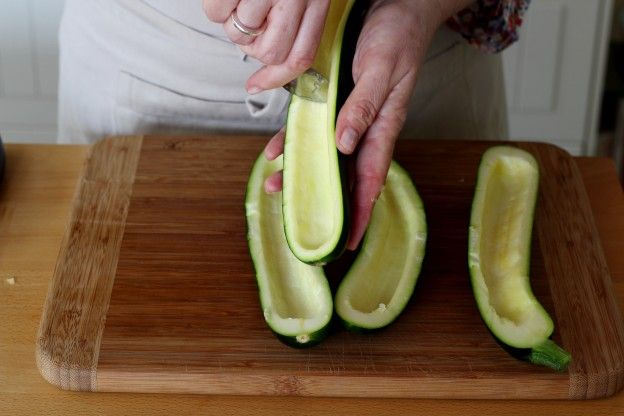 Die Zucchini kurz andünsten