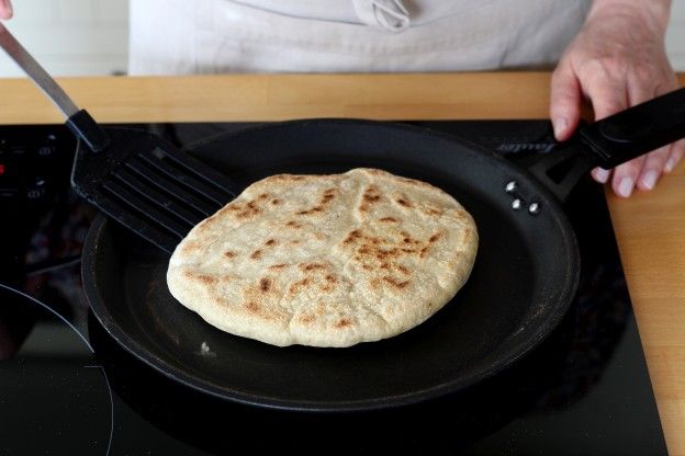 Das Brot von beiden Seiten anbraten