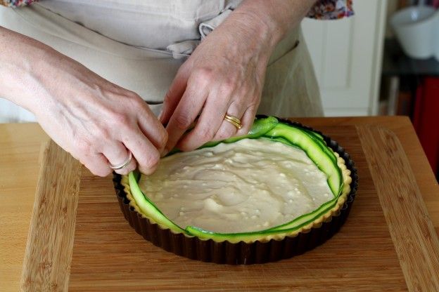 Die Tarte mit Zucchini belegen