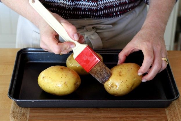 Kartoffeln mit Öl einpinseln