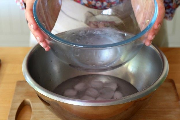 Wasserbad mit Eiswürfeln vorbereiten