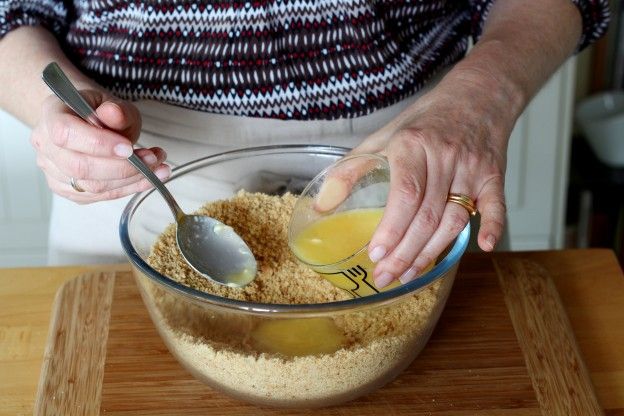 Geschmolzene Butter hinzugeben