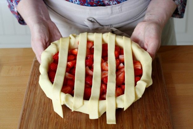 Die ersten Streifen auf den Kuchen geben