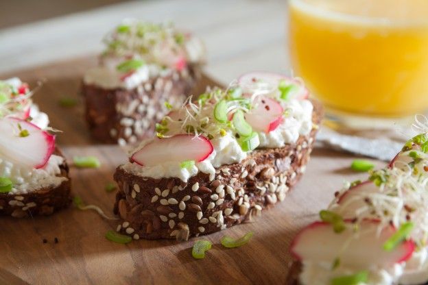 Brot mit Samen und Sprossen