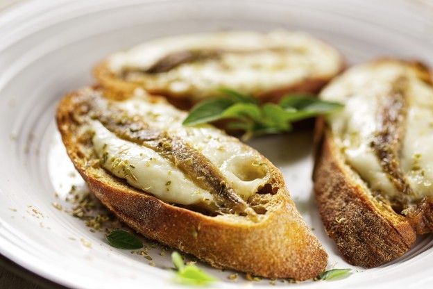 Crostinis mit Mozzarella und Sardellen