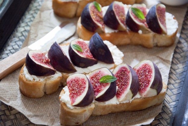 Brot mit frischen Feigen