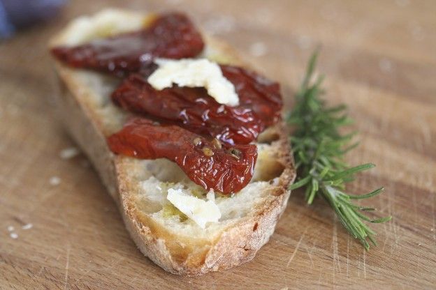 Crostini mit getrockneten Tomaten und Parmesan