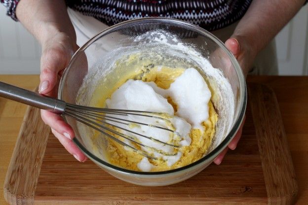 1/3 des Eischnees hinzufügen