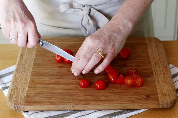 Cocktailtomaten schneiden