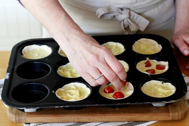 Mit dem restlichen Käse bestreuen