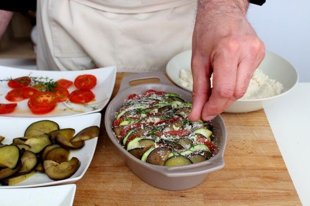 Mit Knoblauch, Toastbrotbröseln und Thymian bestreuen