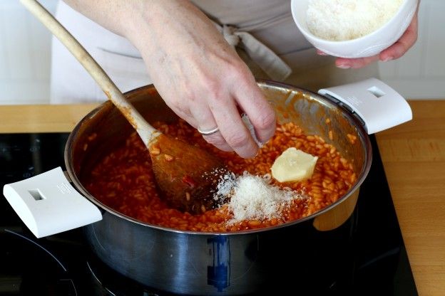 Butter und Parmesan hinzufügen