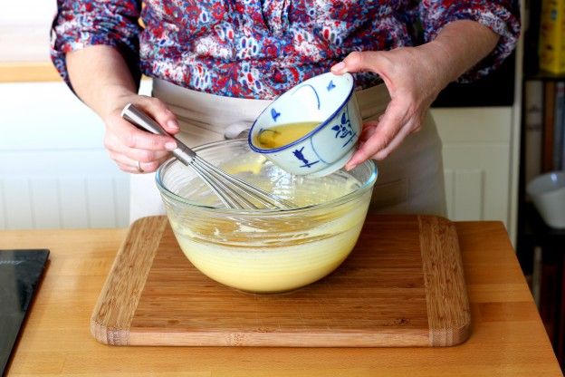 Die geschmolzene Butter hinzugeben