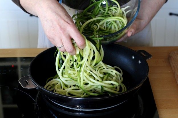 Zucchinispaghetti anrösten