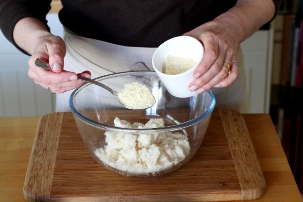 Parmesan und die geriebenen Mandeln hinzufügen