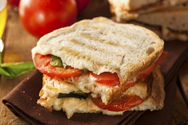 Panini mit Tomaten und Reblochon