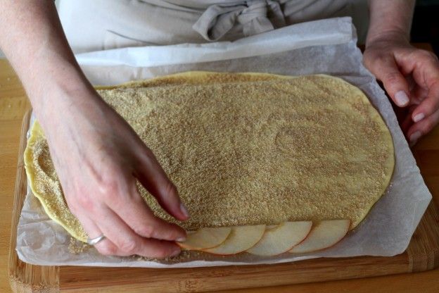 Apfel-Stückchen auf den Teig legen