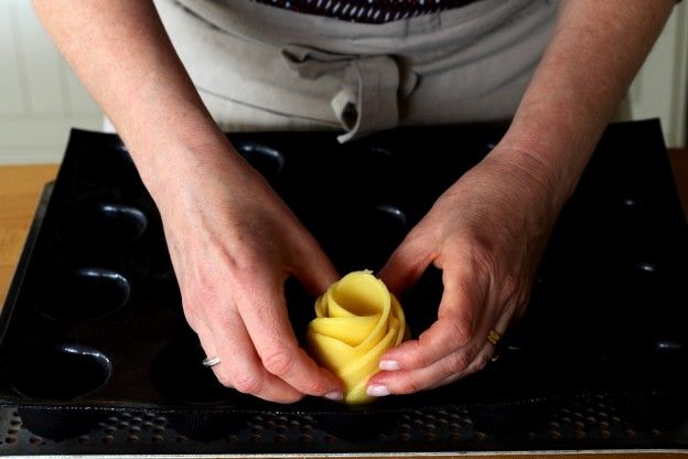 Die Rosen in ein Muffin Förmchen stellen