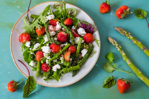 Grüner Spargelsalat mit Erdbeeren