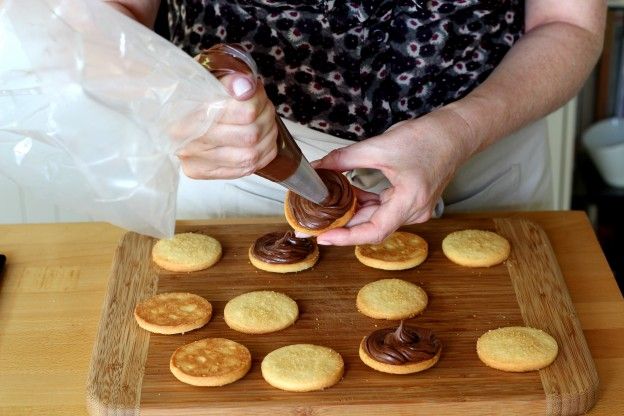 Mit Nutella garnieren