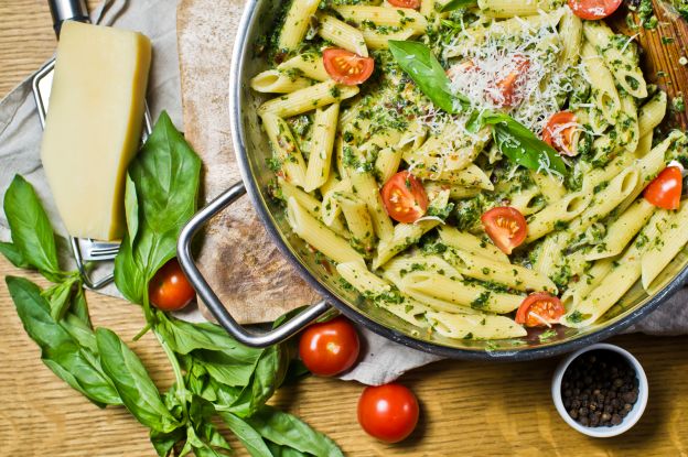 Penne mit Spinat-Pesto und Cherry-Tomaten