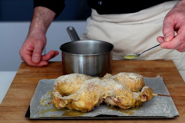 Das Huhn mit geschmolzener Butter beträufeln