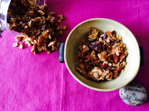 Granola aus Kokos, Banane, Mandeln und Schokostückchen