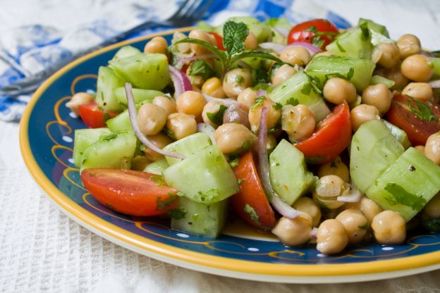 Gurkensalat mit Kichererbsen