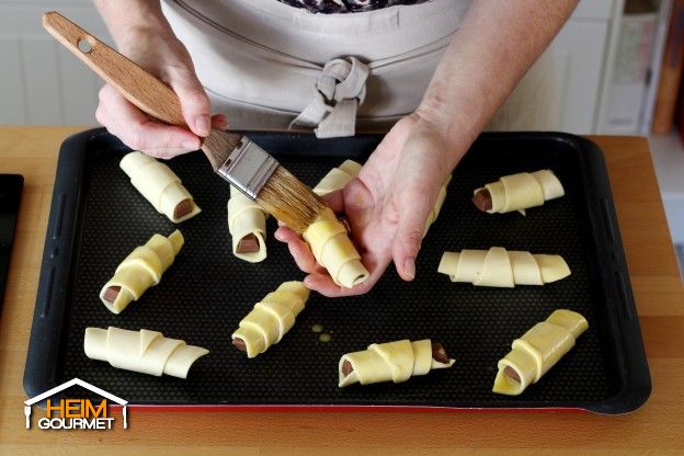 Jedes Croissant mit Eigelb bestreichen