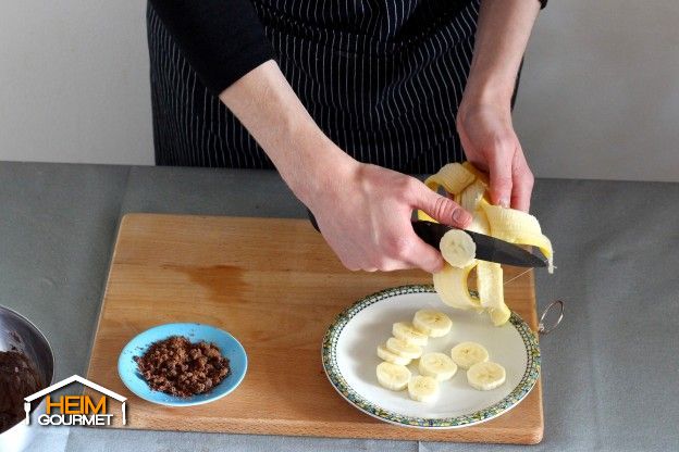 Die Bananen in Scheiben schneiden.