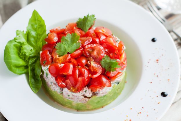 Vorspeise oder Hauptgang: Thunfisch Tartar mit Avocadopüree und Kirschtomaten