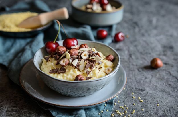 Hirsepudding mit geraspelter Schokolade, Haselnüssen und Kirschen