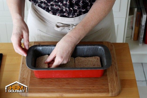 2 1/2 Scheiben Toastbrot auf den Boden der Kuchenform legen