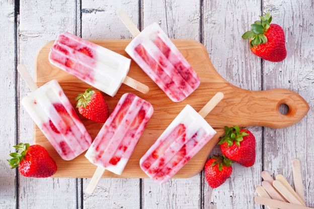 Himbeer-Erdbeer-Popsicles mit griechischem Joghurt