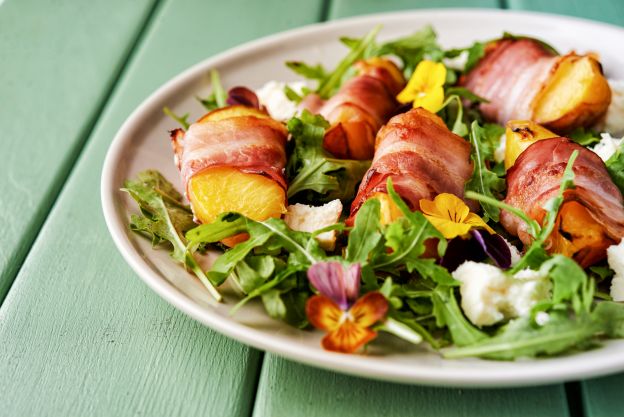 Salat mit gebratenem Pfirsich