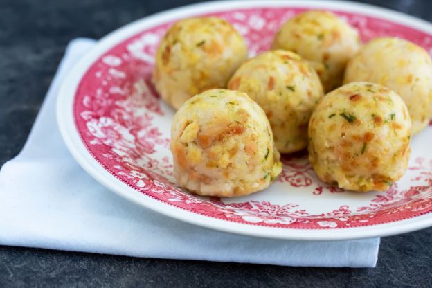 Semmelknödel aus altem Brot oder Brötchen