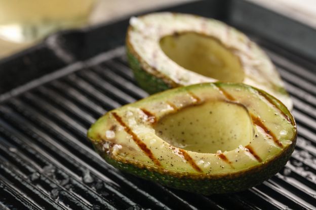 Gegrillte Avocado (zum Beispiel mit Quinoa)