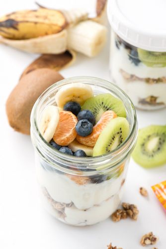 On-The-Go Granola, Joghurt und Früchte