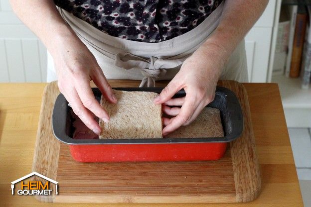 Mit 2 1/2 Scheiben Toastbrot bedecken