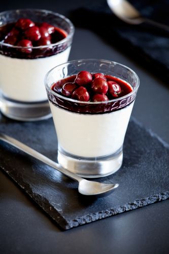 Veganes Panna Cotta mit weißer Schokolade