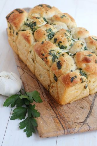 Zupfbrot mit selbstgemachter Kräuterbutter