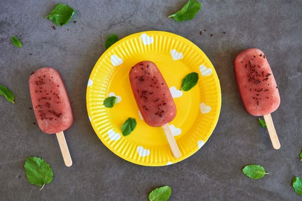 Wassermeloneneis am Stiel