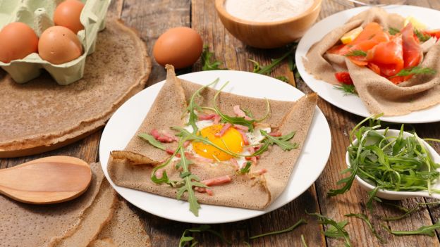 Bretonische Galette gefüllt mit Schinken, Käse und Ei