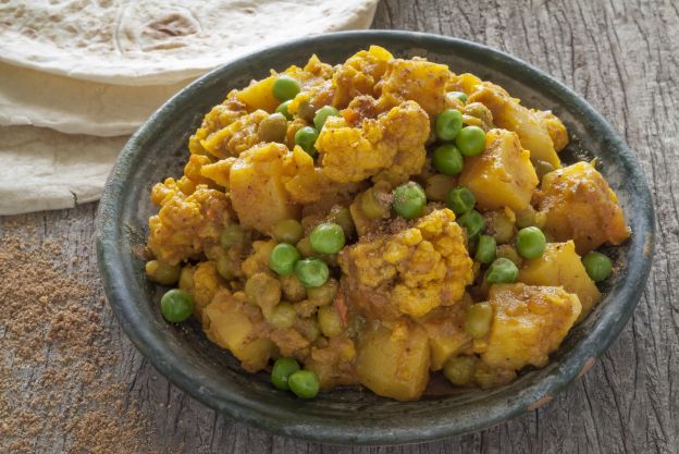 Indisches Tofu-Curry mit Erbsen