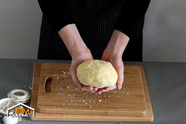 Aus dem Teig eine Kugel formen und für etwa 1 Stunde an einem warmen Ort ruhen lassen.